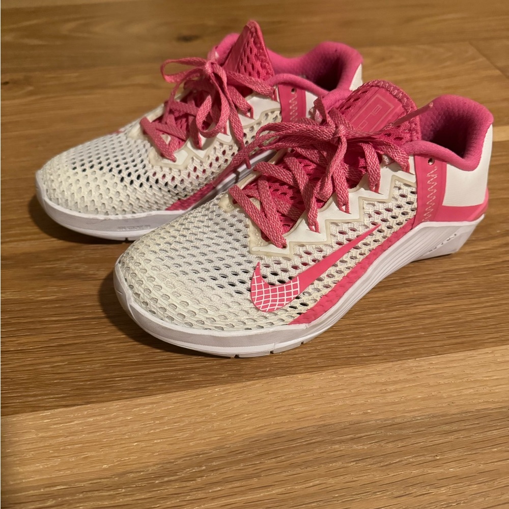 Nike Metcon 6 with heel inserts.